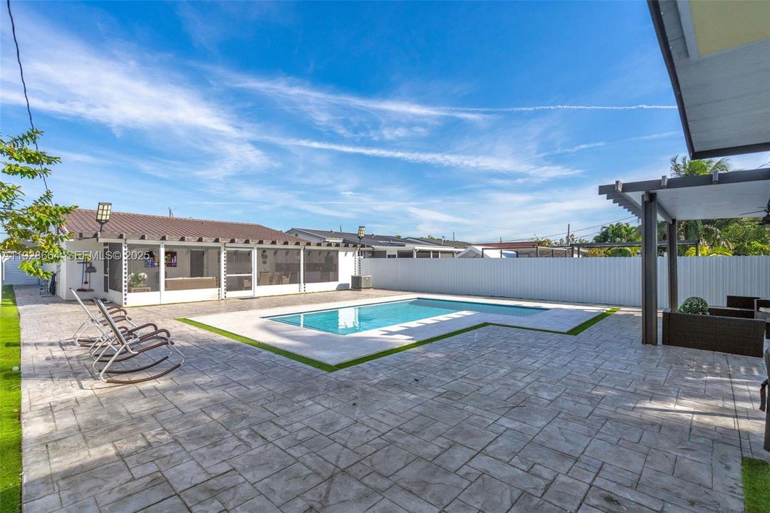 For Sale: $699,999 (3 beds, 3 baths, 1463 Square Feet)