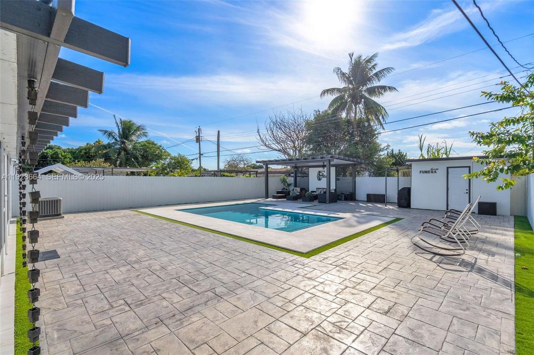 For Sale: $699,999 (3 beds, 3 baths, 1463 Square Feet)