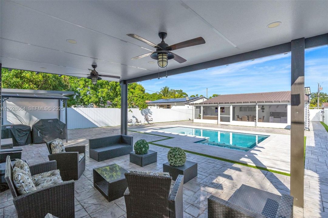 For Sale: $699,999 (3 beds, 3 baths, 1463 Square Feet)