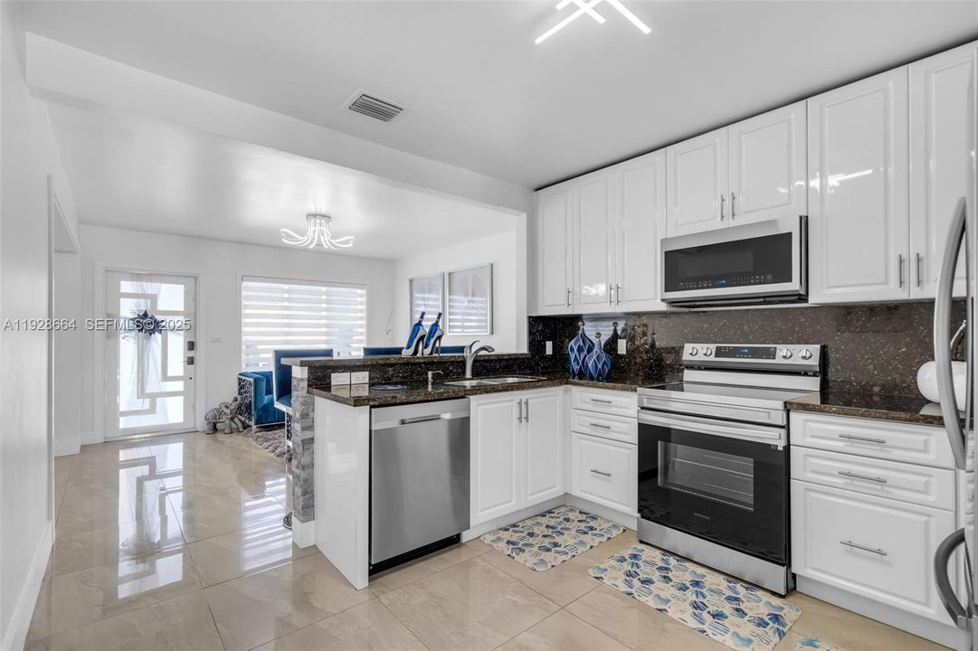 For Sale: $699,999 (3 beds, 3 baths, 1463 Square Feet)