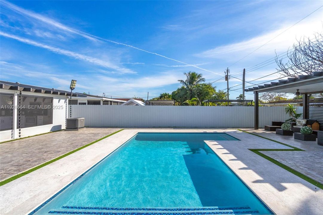 For Sale: $699,999 (3 beds, 3 baths, 1463 Square Feet)