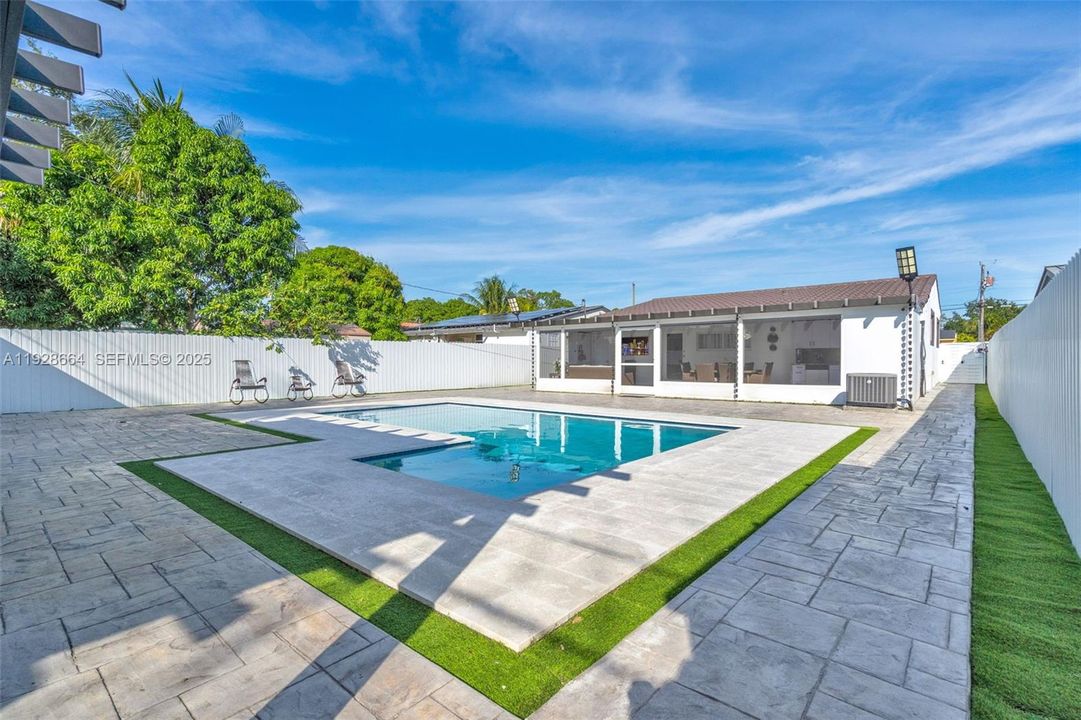 For Sale: $699,999 (3 beds, 3 baths, 1463 Square Feet)