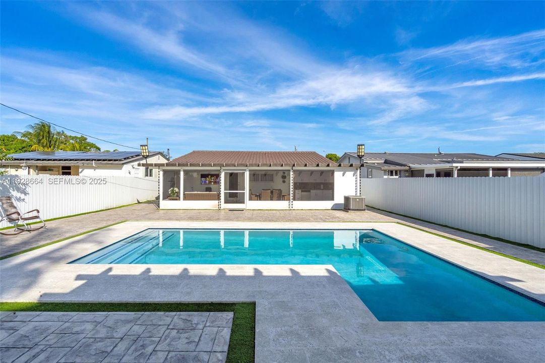 For Sale: $699,999 (3 beds, 3 baths, 1463 Square Feet)