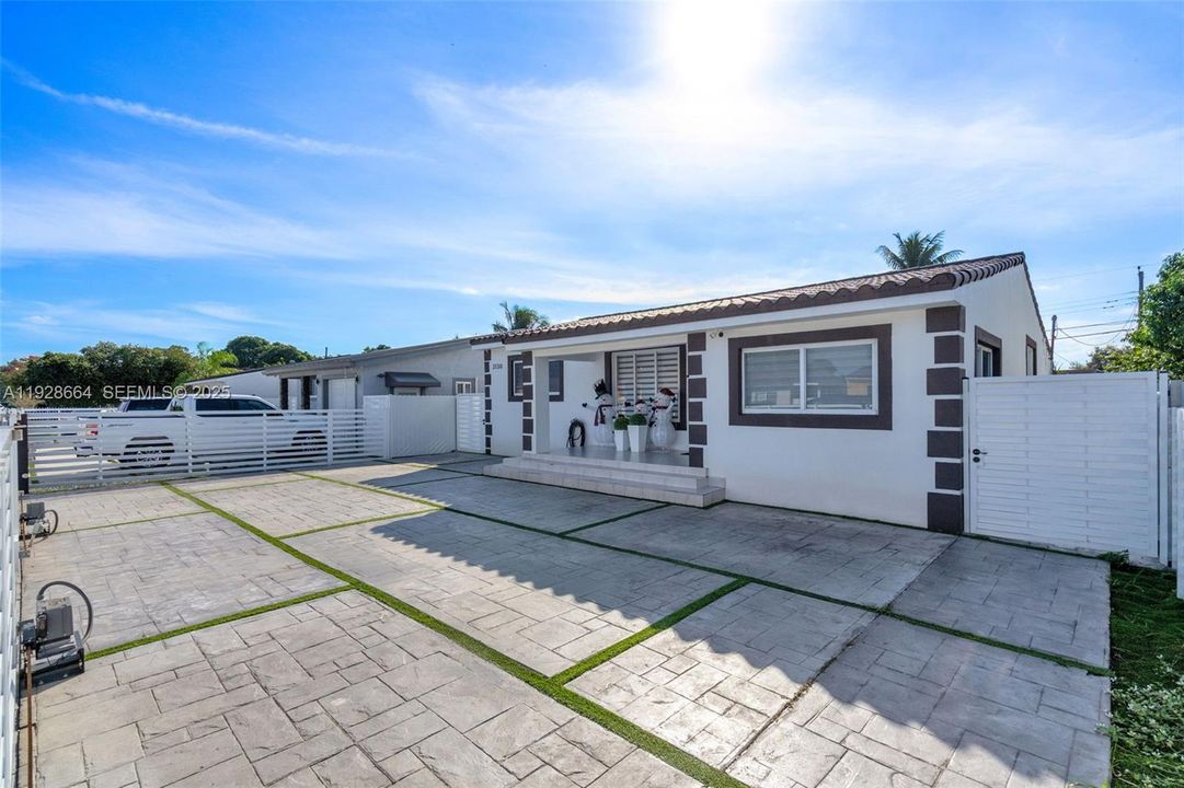 For Sale: $699,999 (3 beds, 3 baths, 1463 Square Feet)