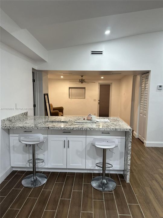 Под контрактом: $2,500 (3 спален, 2 ванн, 1684 Квадратных фут)