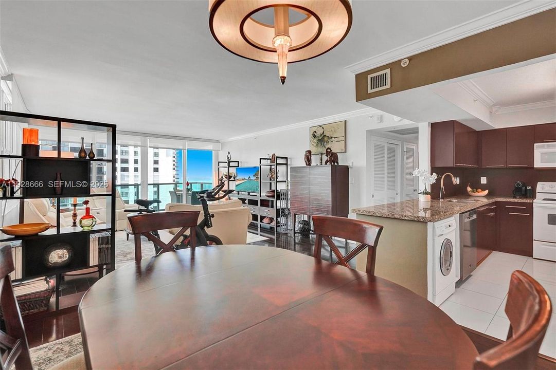 For Rent: $4,500 (2 beds, 2 baths, 1198 Square Feet)