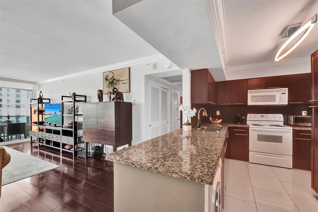 For Rent: $4,500 (2 beds, 2 baths, 1198 Square Feet)