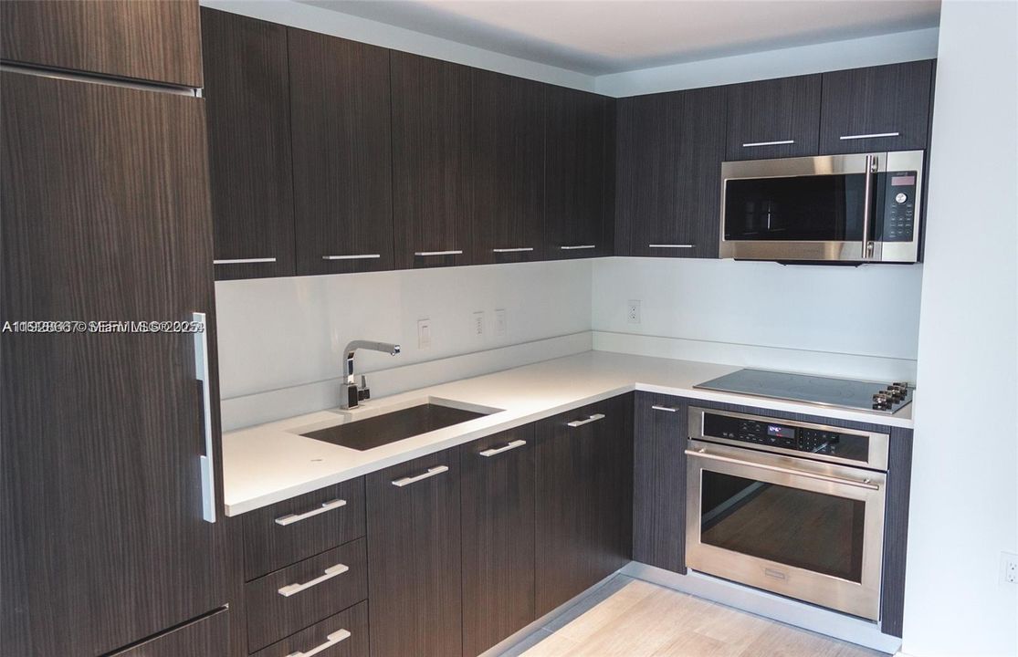 待售: $639,900 (1 贝兹, 2 浴室, 852 平方英尺)