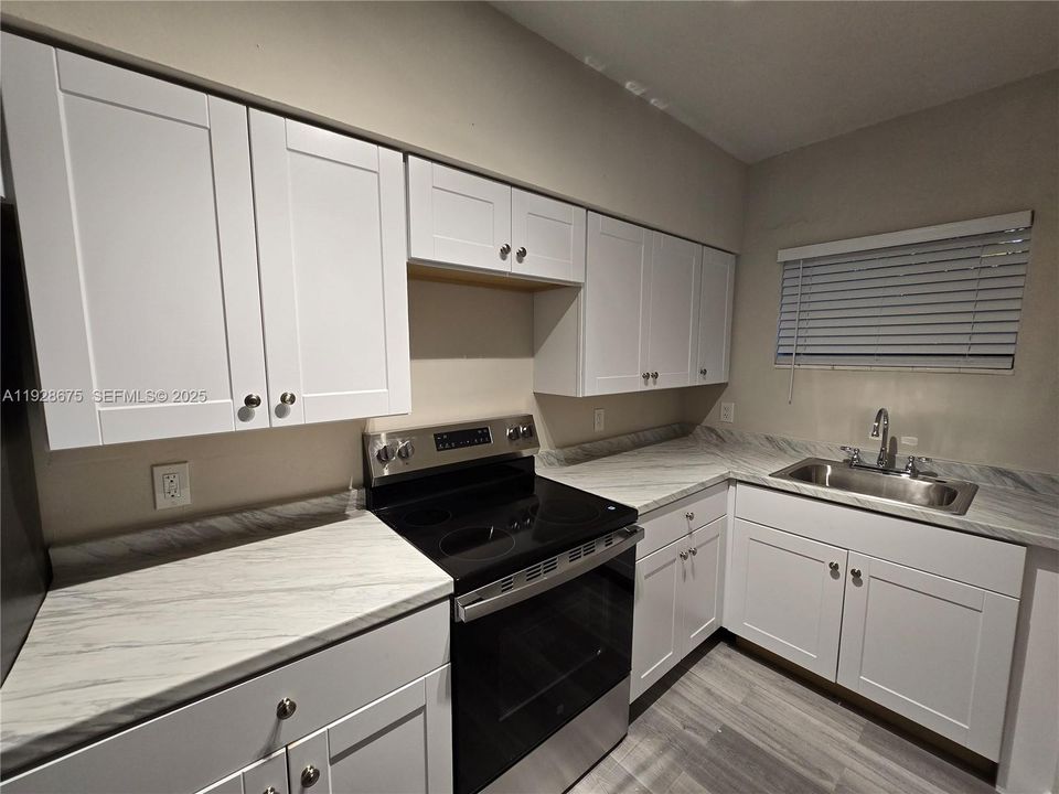 For Rent: $2,195 (1 beds, 1 baths, 700 Square Feet)