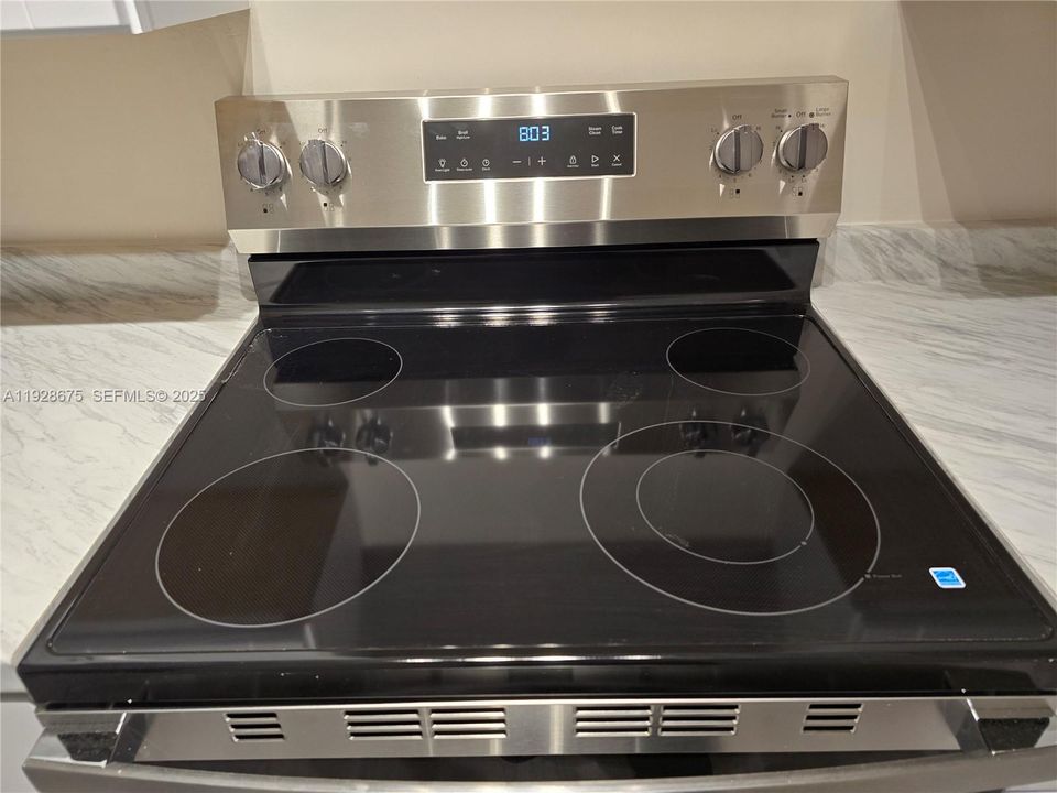 For Rent: $2,195 (1 beds, 1 baths, 700 Square Feet)