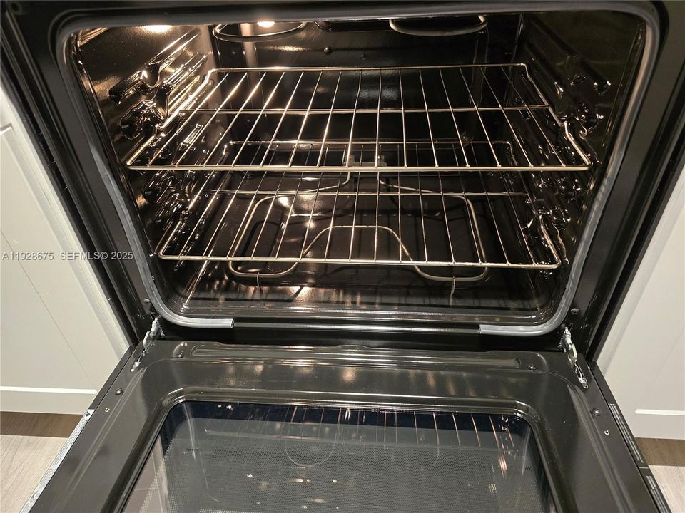 For Rent: $2,195 (1 beds, 1 baths, 700 Square Feet)