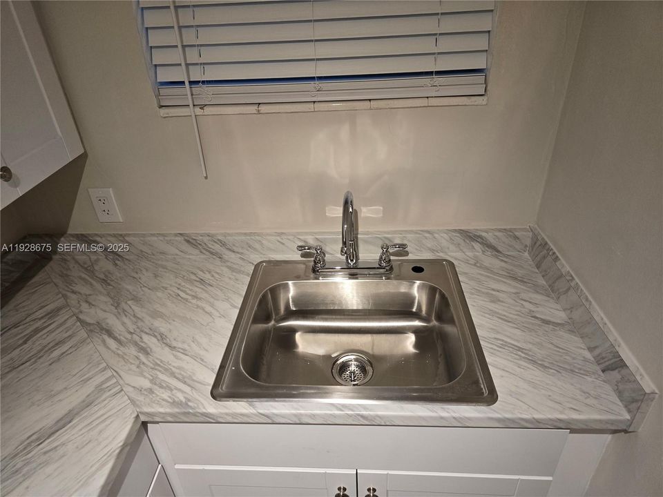 For Rent: $2,195 (1 beds, 1 baths, 700 Square Feet)