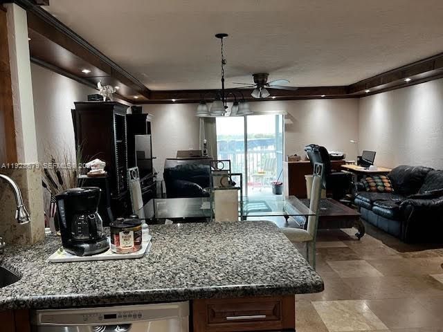 待售: $159,000 (1 贝兹, 1 浴室, 928 平方英尺)