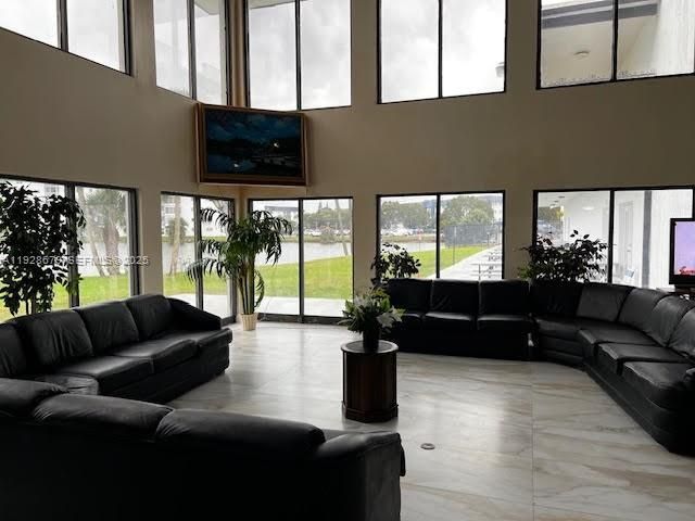 待售: $159,000 (1 贝兹, 1 浴室, 928 平方英尺)