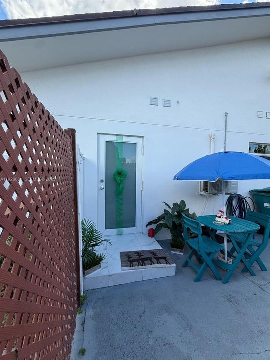 For Rent: $1,600 (1 beds, 1 baths, 1929 Square Feet)