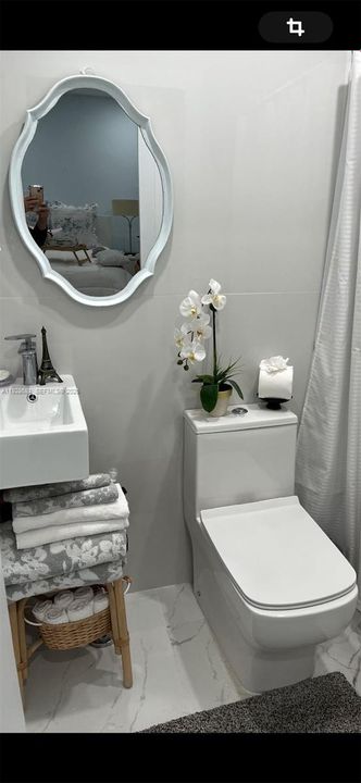 For Rent: $1,600 (1 beds, 1 baths, 1929 Square Feet)