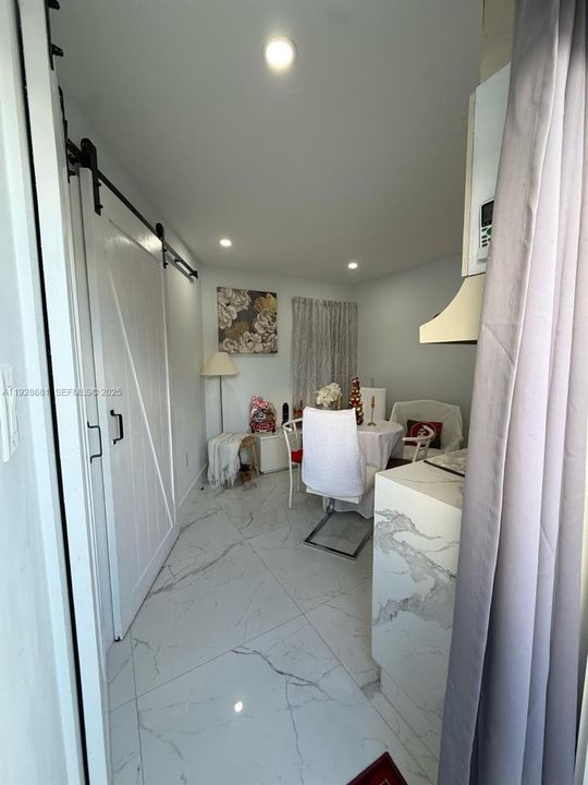 For Rent: $1,600 (1 beds, 1 baths, 1929 Square Feet)