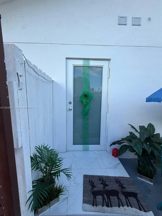 For Rent: $1,600 (1 beds, 1 baths, 1929 Square Feet)