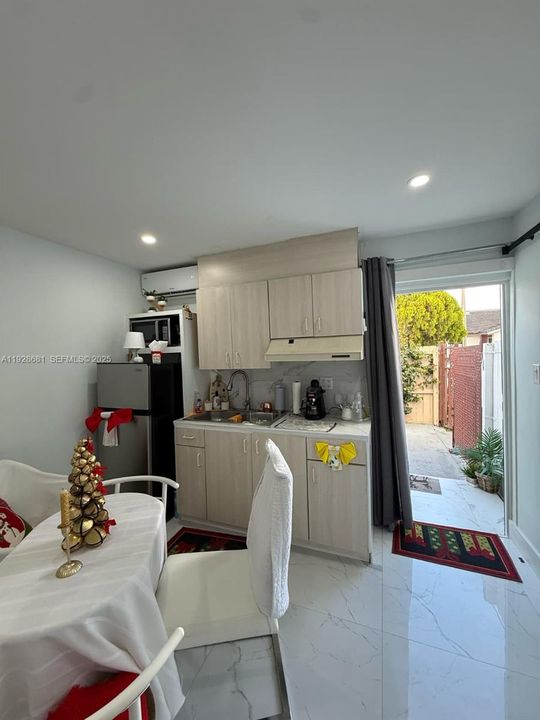 For Rent: $1,600 (1 beds, 1 baths, 1929 Square Feet)