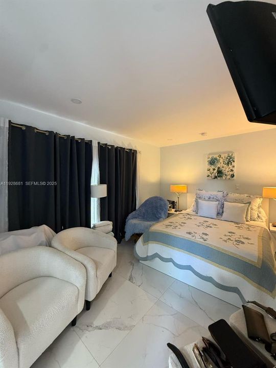 For Rent: $1,600 (1 beds, 1 baths, 1929 Square Feet)