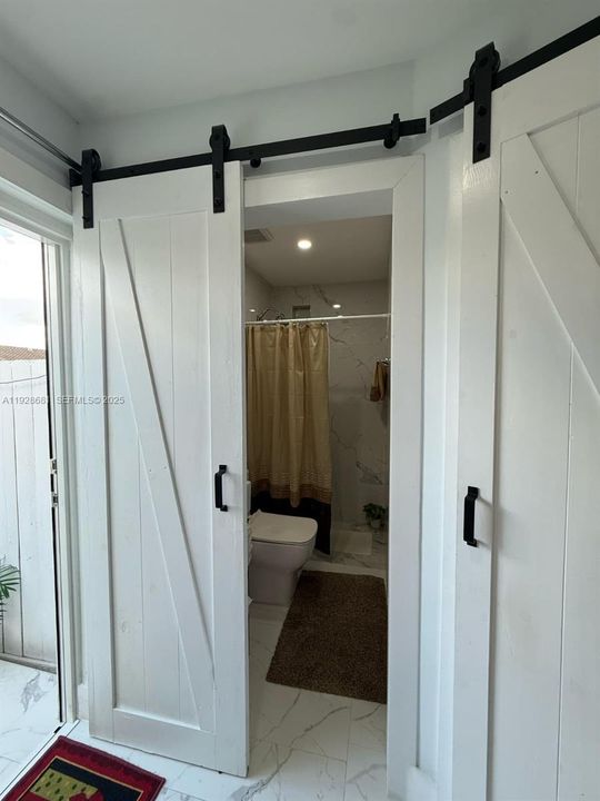 For Rent: $1,600 (1 beds, 1 baths, 1929 Square Feet)