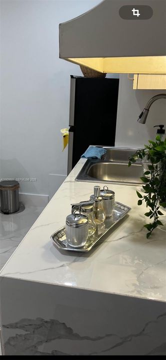 For Rent: $1,600 (1 beds, 1 baths, 1929 Square Feet)