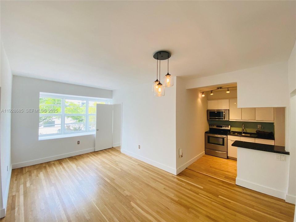 For Rent: $2,500 (2 beds, 1 baths, 743 Square Feet)