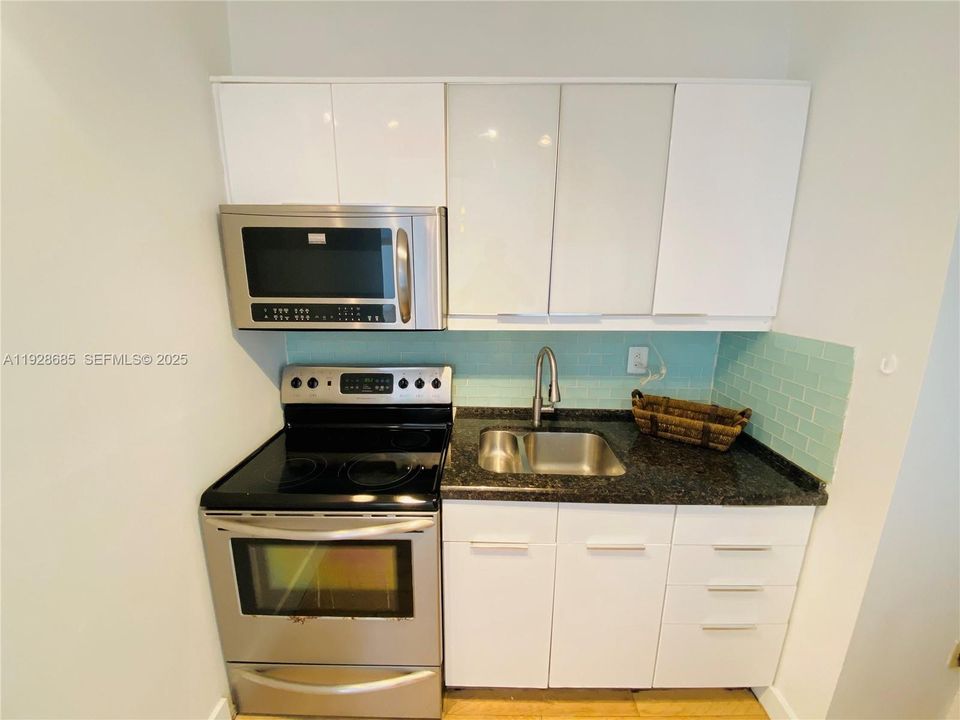 For Rent: $2,500 (2 beds, 1 baths, 743 Square Feet)