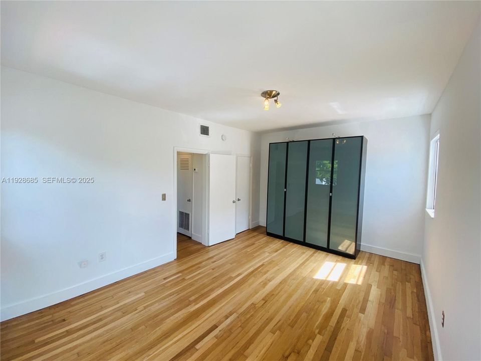For Rent: $2,500 (2 beds, 1 baths, 743 Square Feet)