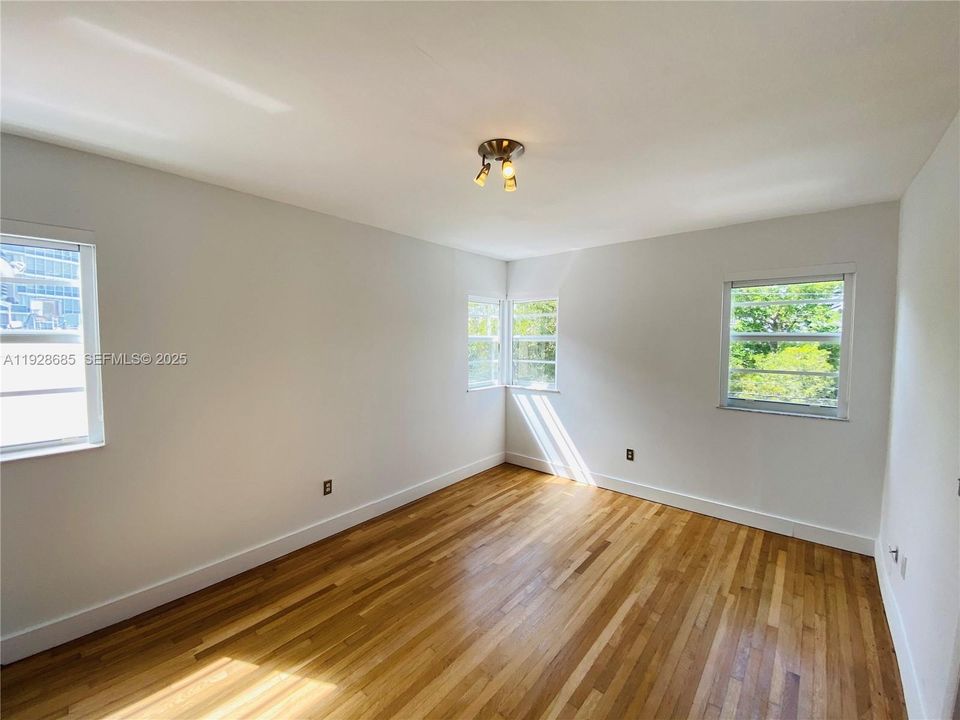 For Rent: $2,500 (2 beds, 1 baths, 743 Square Feet)