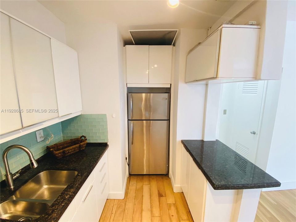 For Rent: $2,500 (2 beds, 1 baths, 743 Square Feet)