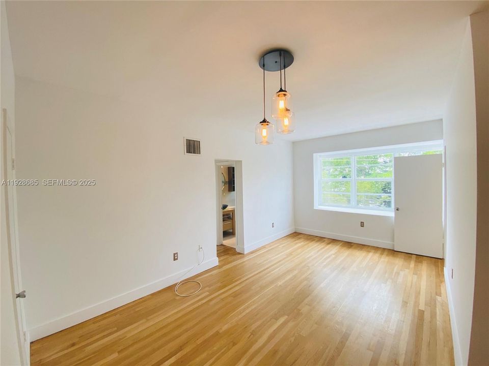 For Rent: $2,500 (2 beds, 1 baths, 743 Square Feet)