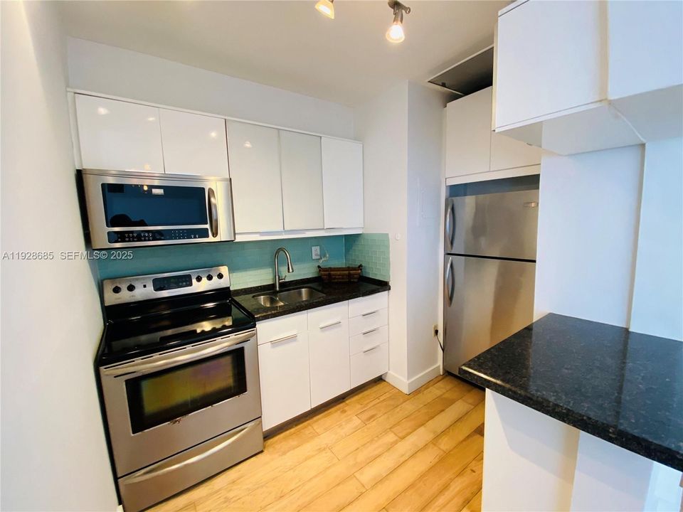 For Rent: $2,500 (2 beds, 1 baths, 743 Square Feet)