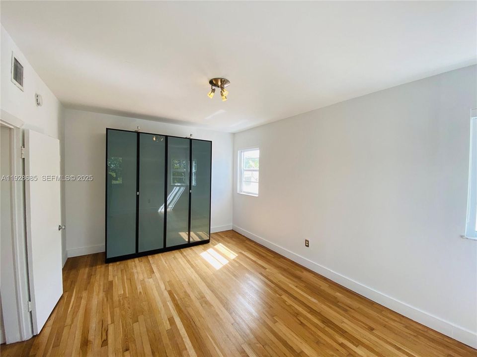 For Rent: $2,500 (2 beds, 1 baths, 743 Square Feet)