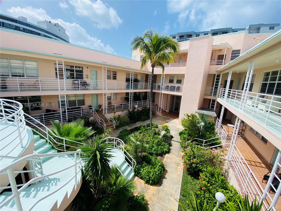 For Rent: $2,500 (2 beds, 1 baths, 743 Square Feet)