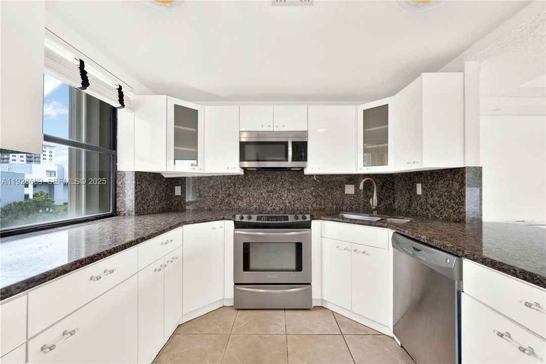 На продажу: $770,000 (2 спален, 2 ванн, 2220 Квадратных фут)