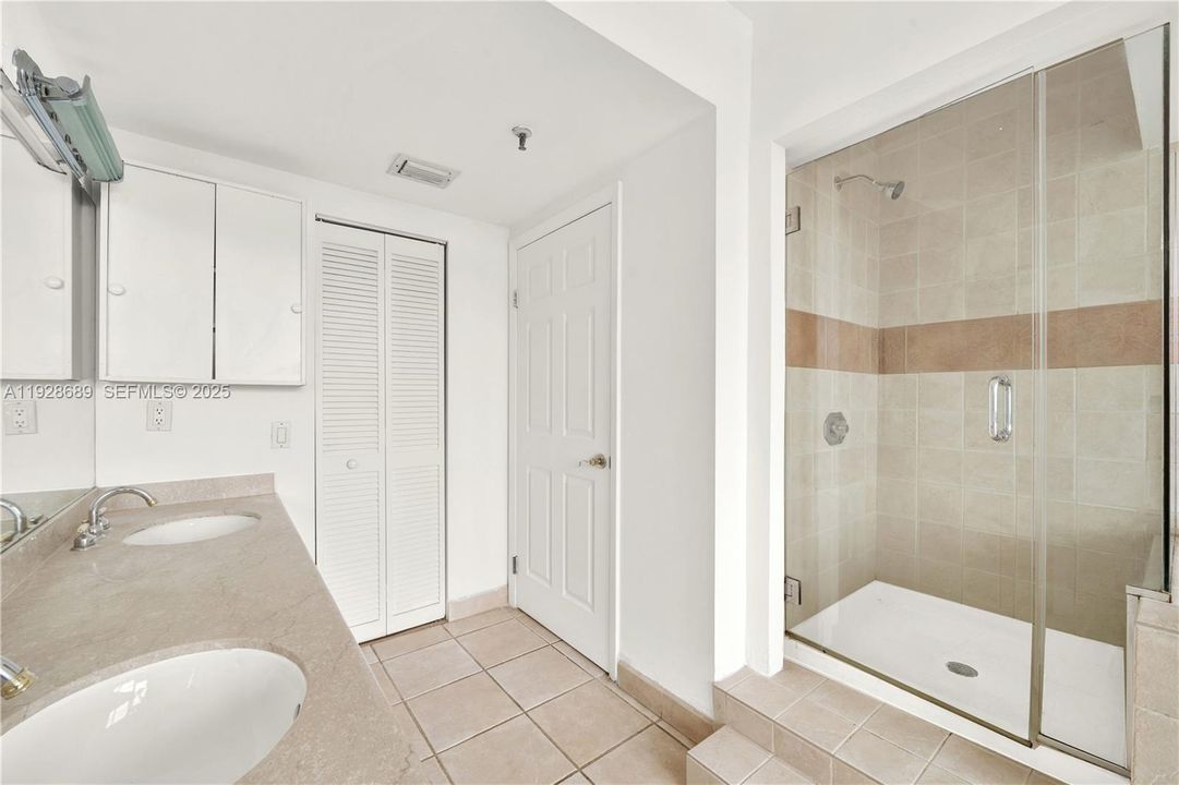 На продажу: $770,000 (2 спален, 2 ванн, 2220 Квадратных фут)