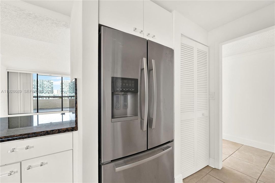 На продажу: $770,000 (2 спален, 2 ванн, 2220 Квадратных фут)