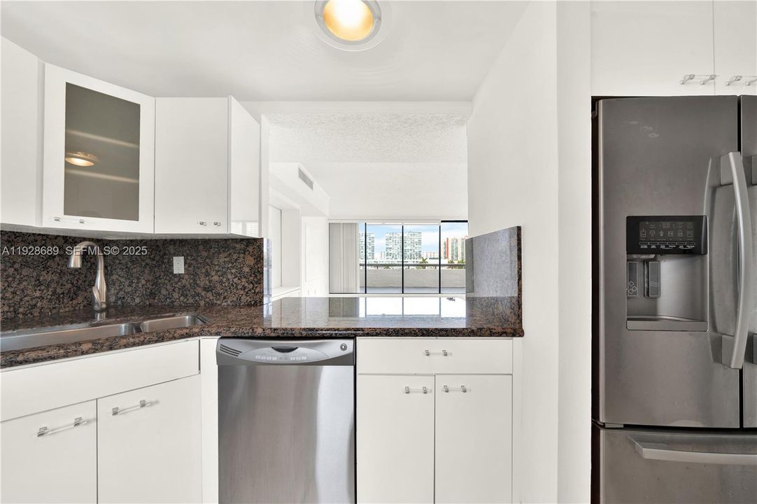 На продажу: $770,000 (2 спален, 2 ванн, 2220 Квадратных фут)