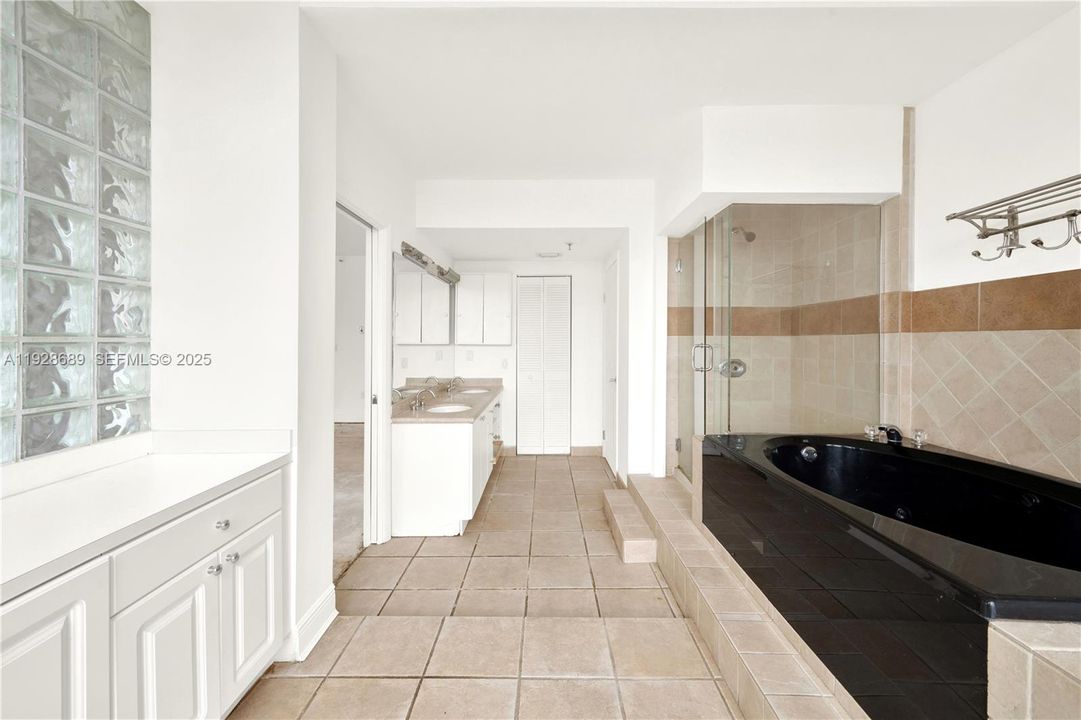 На продажу: $770,000 (2 спален, 2 ванн, 2220 Квадратных фут)