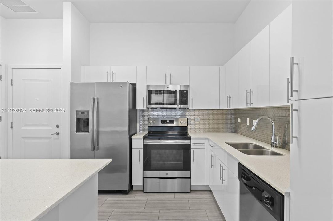For Rent: $2,700 (1 beds, 1 baths, 672 Square Feet)