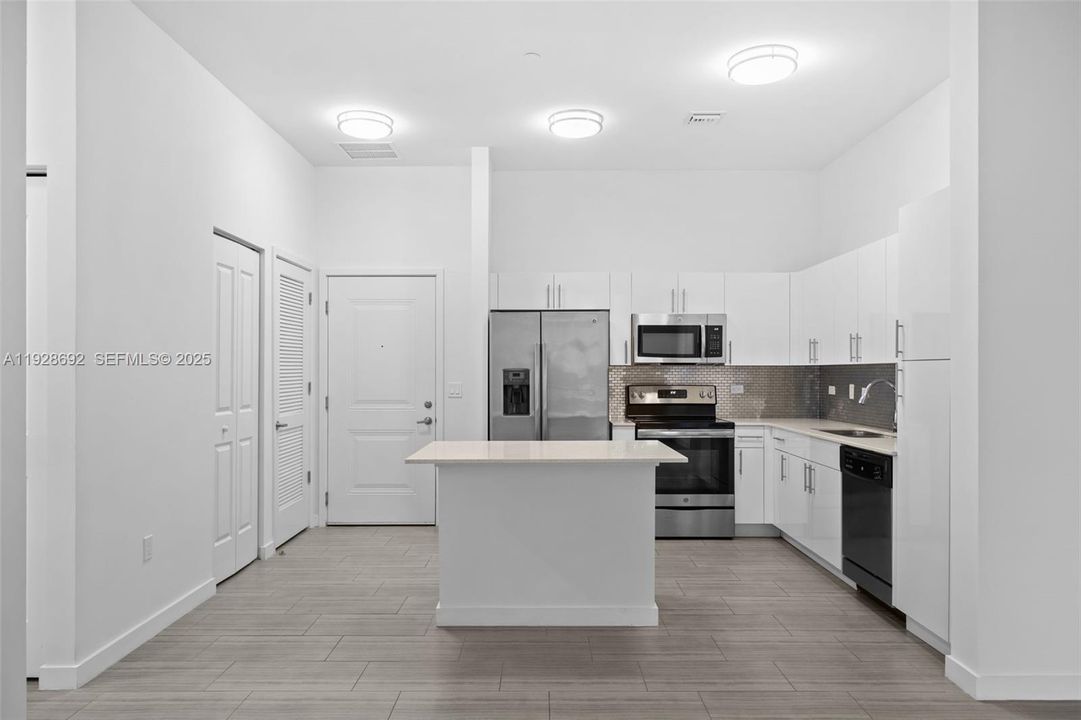 For Rent: $2,700 (1 beds, 1 baths, 672 Square Feet)