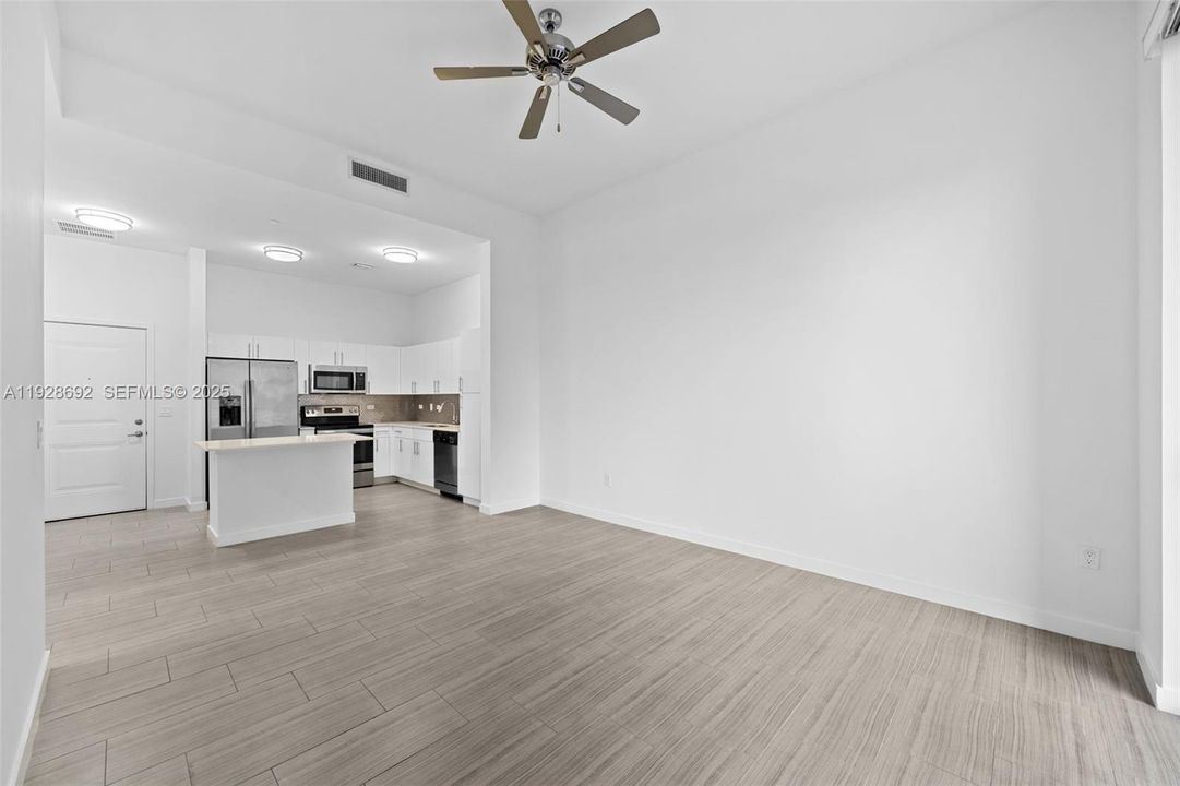 For Rent: $2,700 (1 beds, 1 baths, 672 Square Feet)