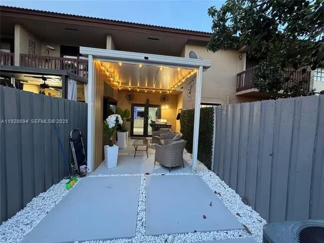 出租: $3,000 (2 贝兹, 1 浴室, 962 平方英尺)