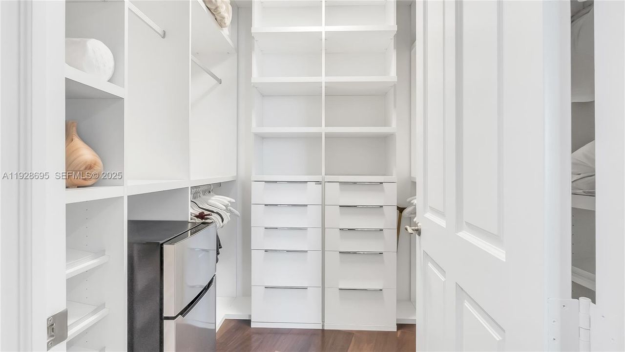 For Sale: $3,395,000 (2 beds, 2 baths, 1913 Square Feet)