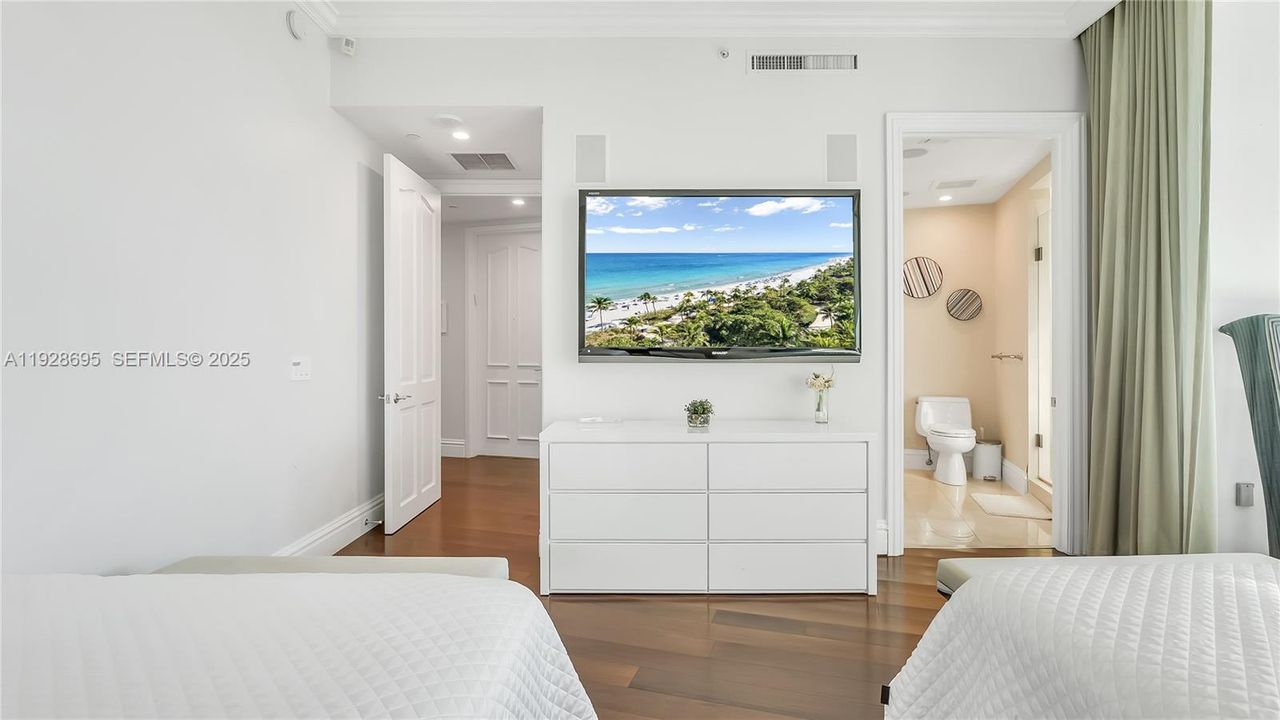 For Sale: $3,395,000 (2 beds, 2 baths, 1913 Square Feet)