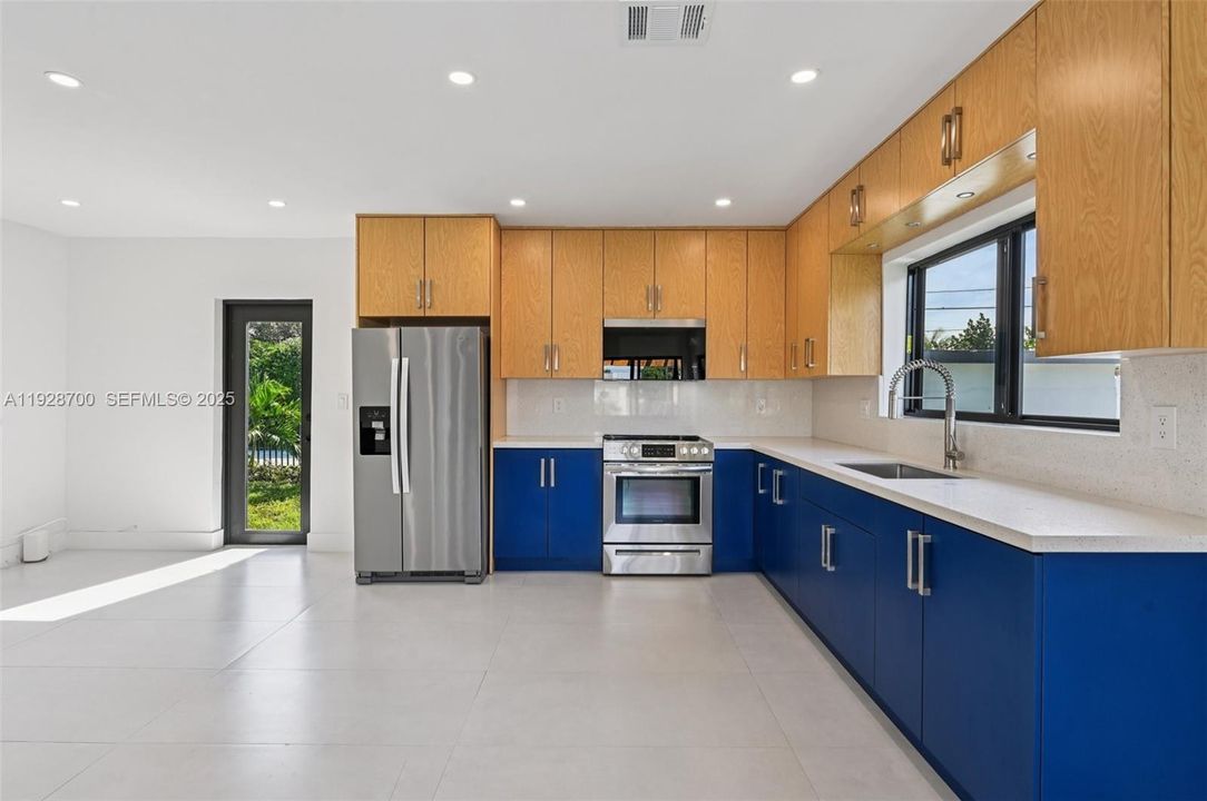 В аренду: $3,700 (3 спален, 2 ванн, 1765 Квадратных фут)