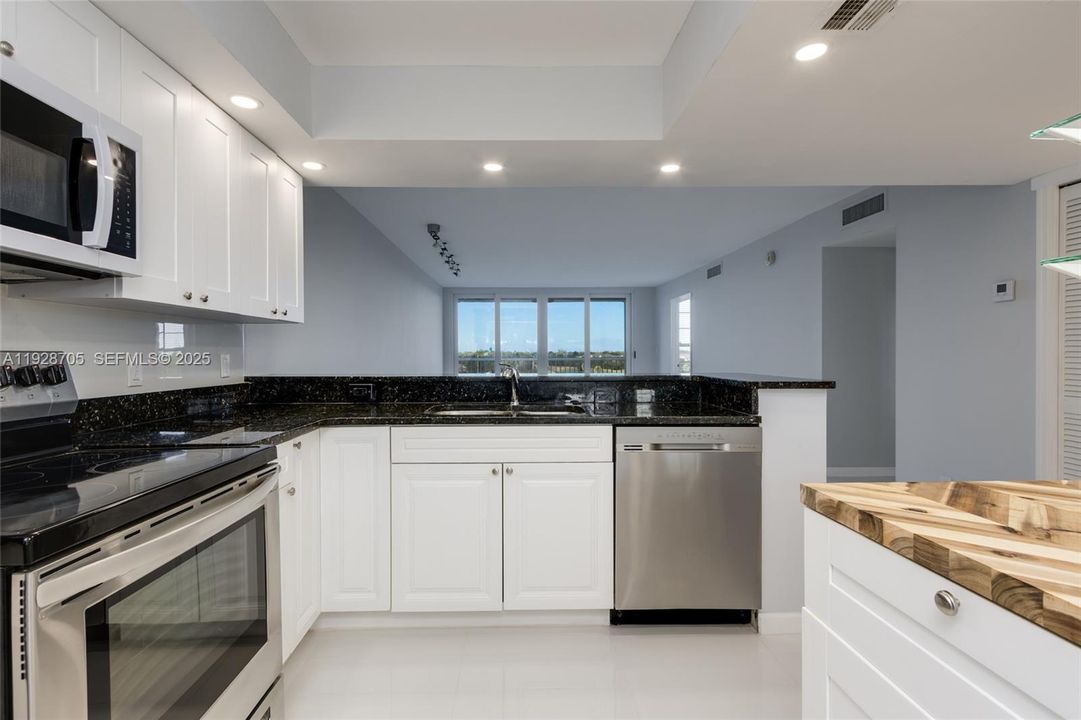 For Rent: $2,450 (2 beds, 2 baths, 1100 Square Feet)