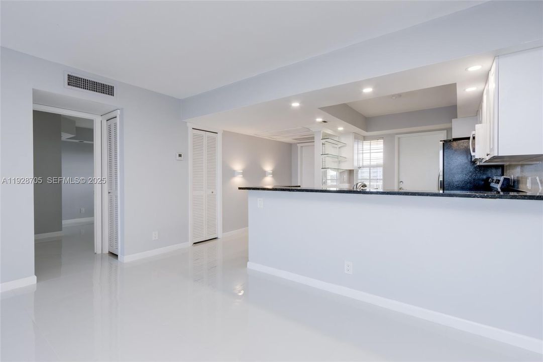 For Rent: $2,450 (2 beds, 2 baths, 1100 Square Feet)