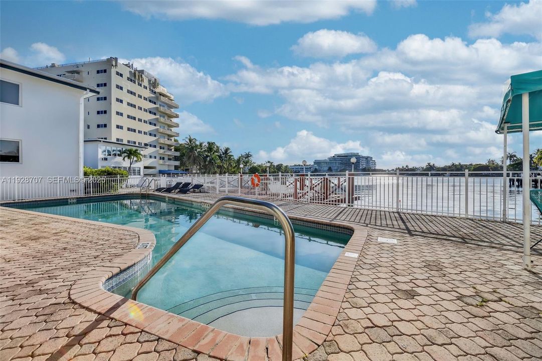 На продажу: $159,000 (1 спален, 1 ванн, 500 Квадратных фут)